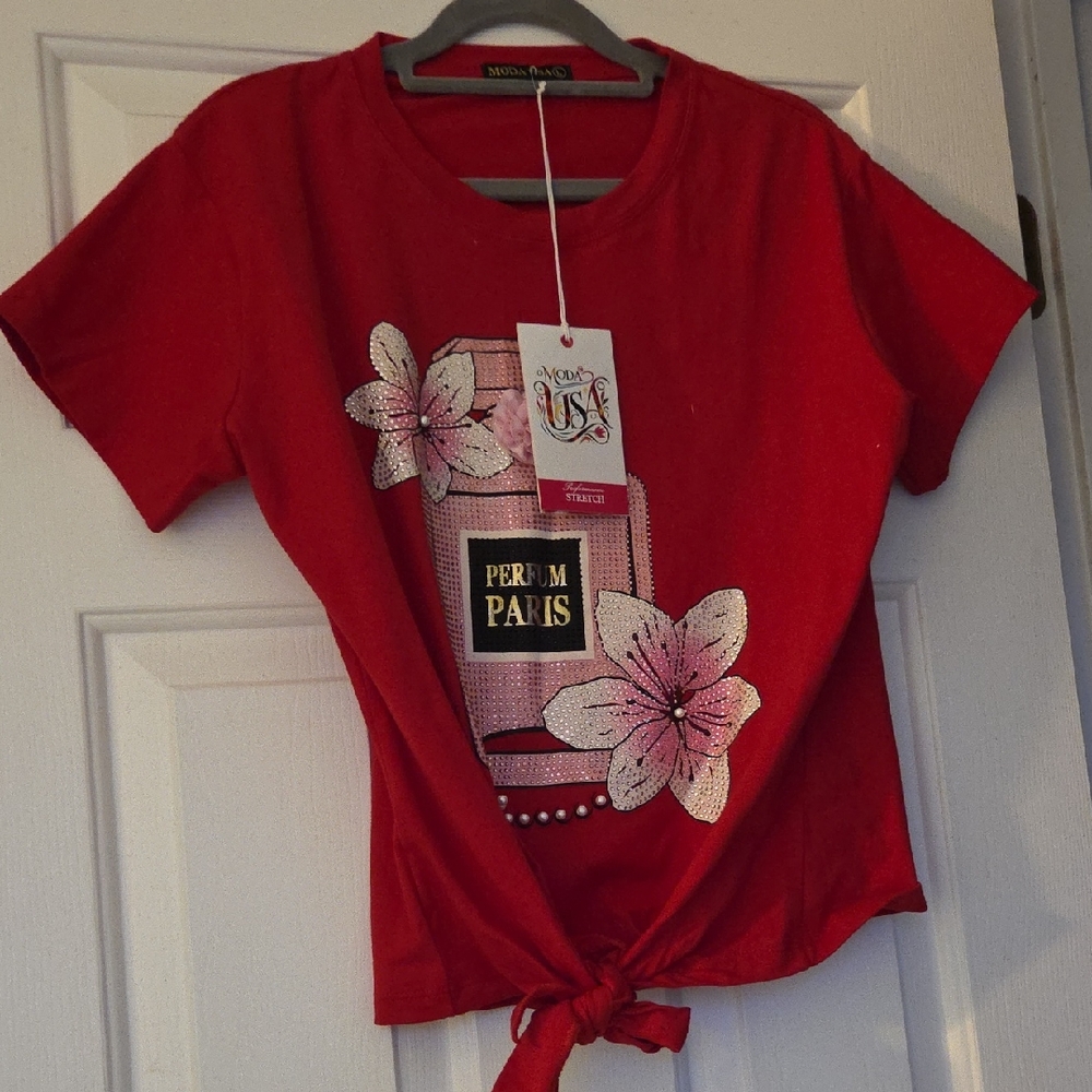 Fashionable Tee with Perfume from Paris Design